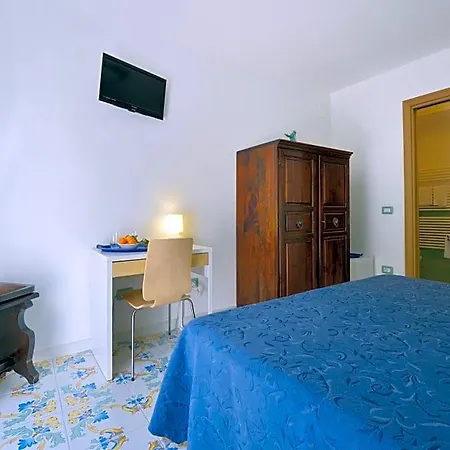 לינה וארוחת בוקר Le Isole 3*